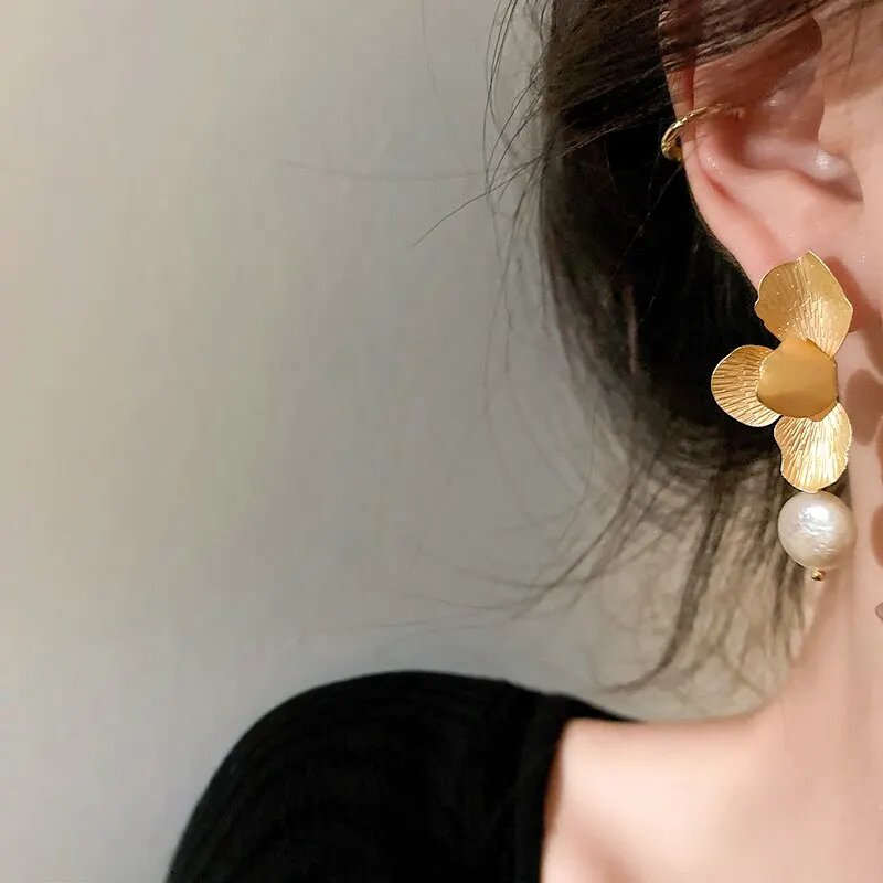 Elegant Natural Freshwater Pearls Earrings For Women Vintage Golden Petals Flower Drop Earring Jewelry For Party Wedding